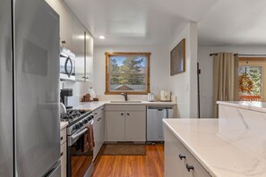 Fridge, microwave, oven, stovetop - Hoppy Hollow, a charming bungalow located next to the brewery! (June Lake)