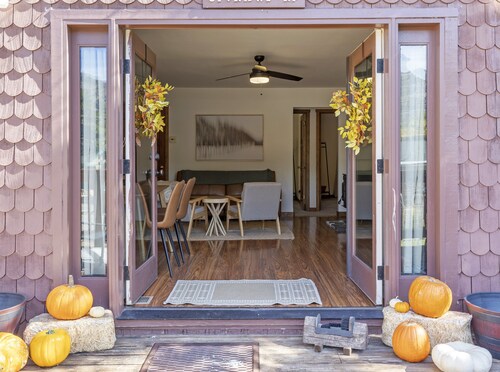 Hoppy Hollow, a charming bungalow located next to the brewery!