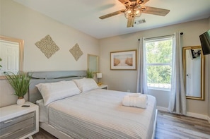 3 bedrooms, iron/ironing board, free WiFi, bed sheets - Fortress Waterfront home w/Boat Ramp Access (Highlands)
