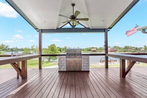Outdoor dining - Waterfront Home with Boat Launch and Dock, Pool & basketball/pickleball court mini golf, playground (Highlands)