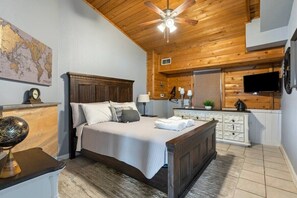 7 bedrooms, desk, free WiFi, bed sheets - Waterfront Home with Boat Launch and Dock, Pool & basketball/pickleball court mini golf, playground (Highlands)