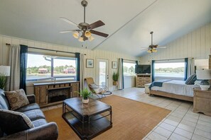 6 bedrooms, desk, free WiFi, bed sheets