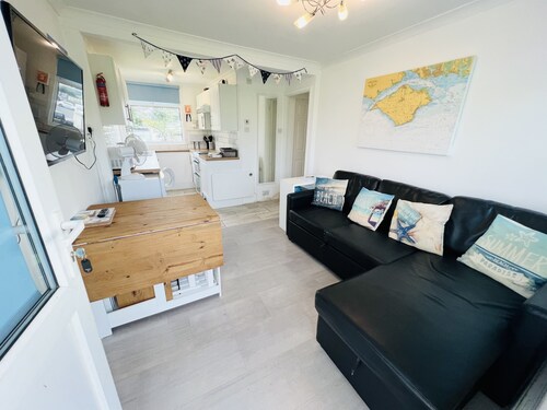 2 Bedroom Chalet SB22, Sandown Bay, Isle of Wight, Dog Friendly, Free WiFi