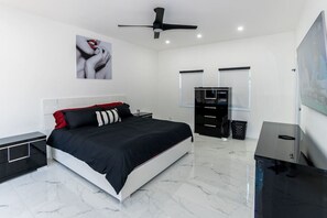 4 bedrooms, desk, travel cot, free WiFi