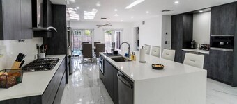 Modern Luxury, 2 Mi From Beach!