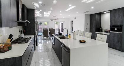 Modern Luxury, 2 Mi From Beach!