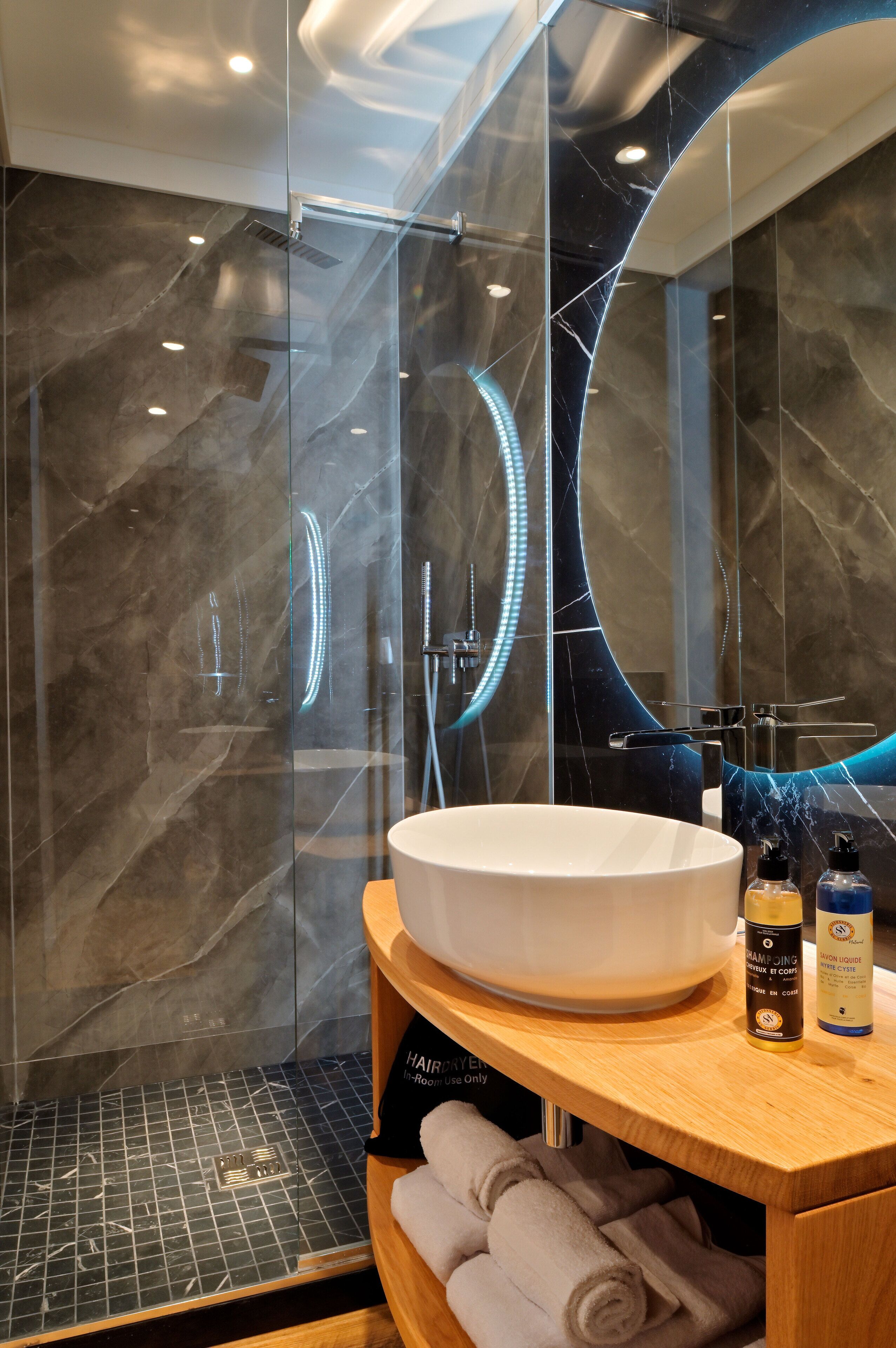 Chambre Classique | Salle de bain | Douche, douche à « effet pluie », sèche-cheveux, serviettes fournies