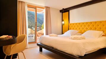 1 camera, una cassaforte in camera, tende oscuranti, insonorizzazione