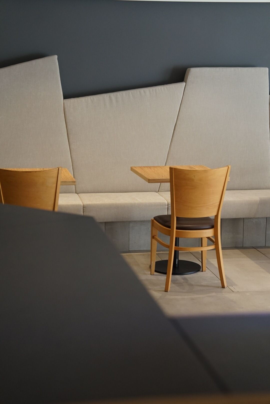 Ein modernes Interieur mit einer Couch und einem Holzstuhl.