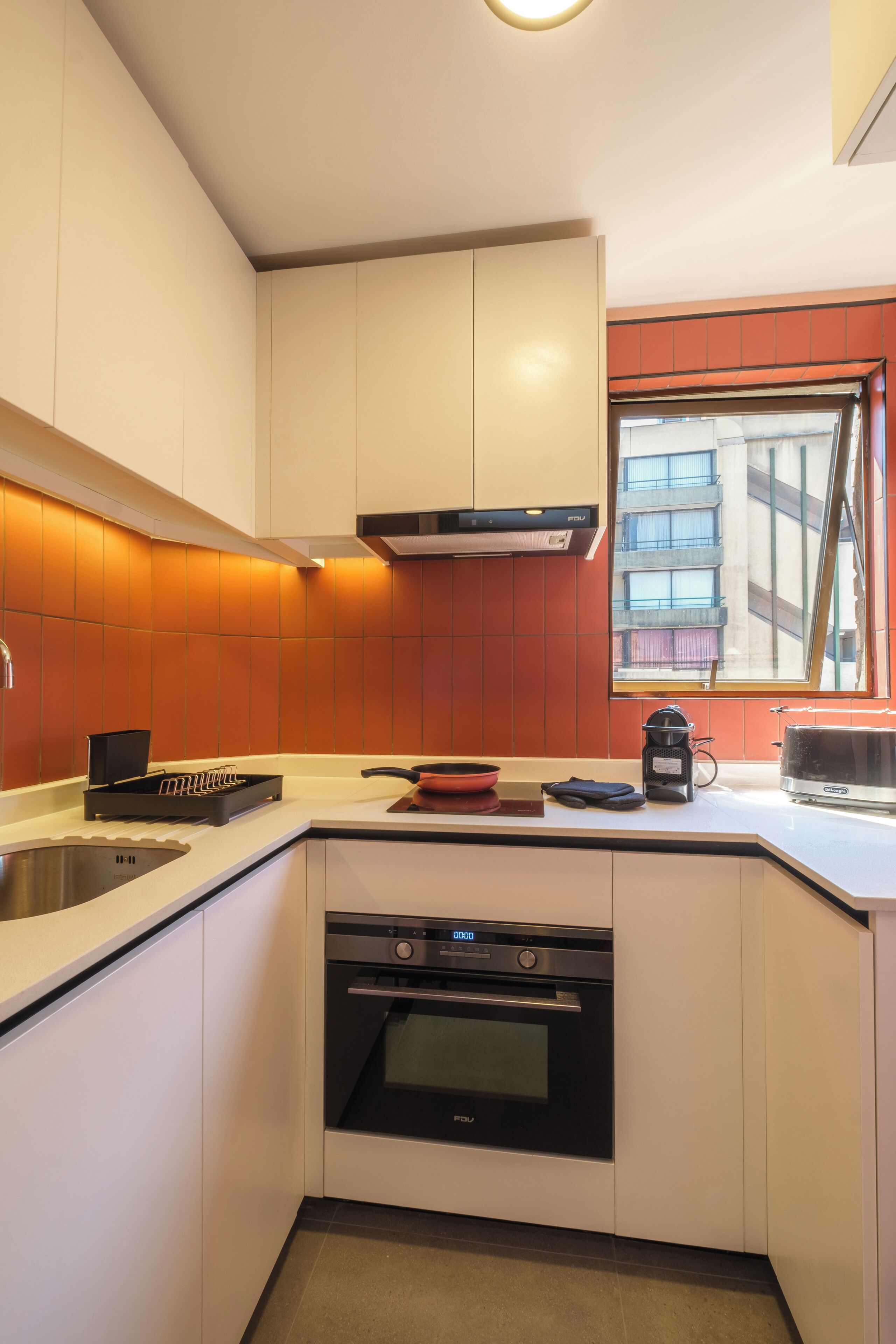 Private kitchen | Coffee/tea maker, full-sized fridge, oven, stovetop