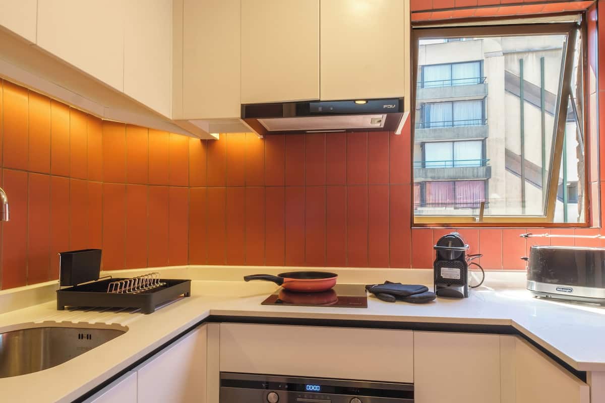 Cocina privada | Cafetera y tetera, refrigerador con congelador y horno