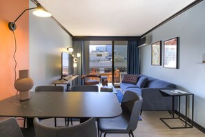 55-inch Smart TV with cable channels - APT Serviced Apartments Santiago (Santiago)