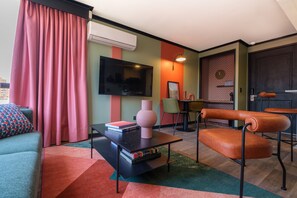 55-inch Smart TV with cable channels - APT Serviced Apartments Santiago (Santiago)