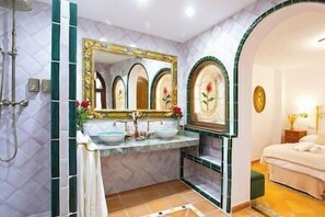 تجهيزات دش، حوض استحمام بنظام ضخ المياه، مجففات شعر، مراحيض شطف