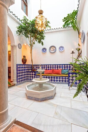 Interior - Terrace with views to Alhambra. Morayma House. (Granada)