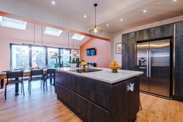 Refrigerador, lavavajillas, tetera/pava eléctrica, tostadora