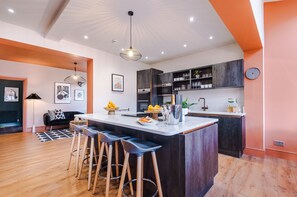 Refrigerador, lavavajillas, tetera/pava eléctrica, tostadora