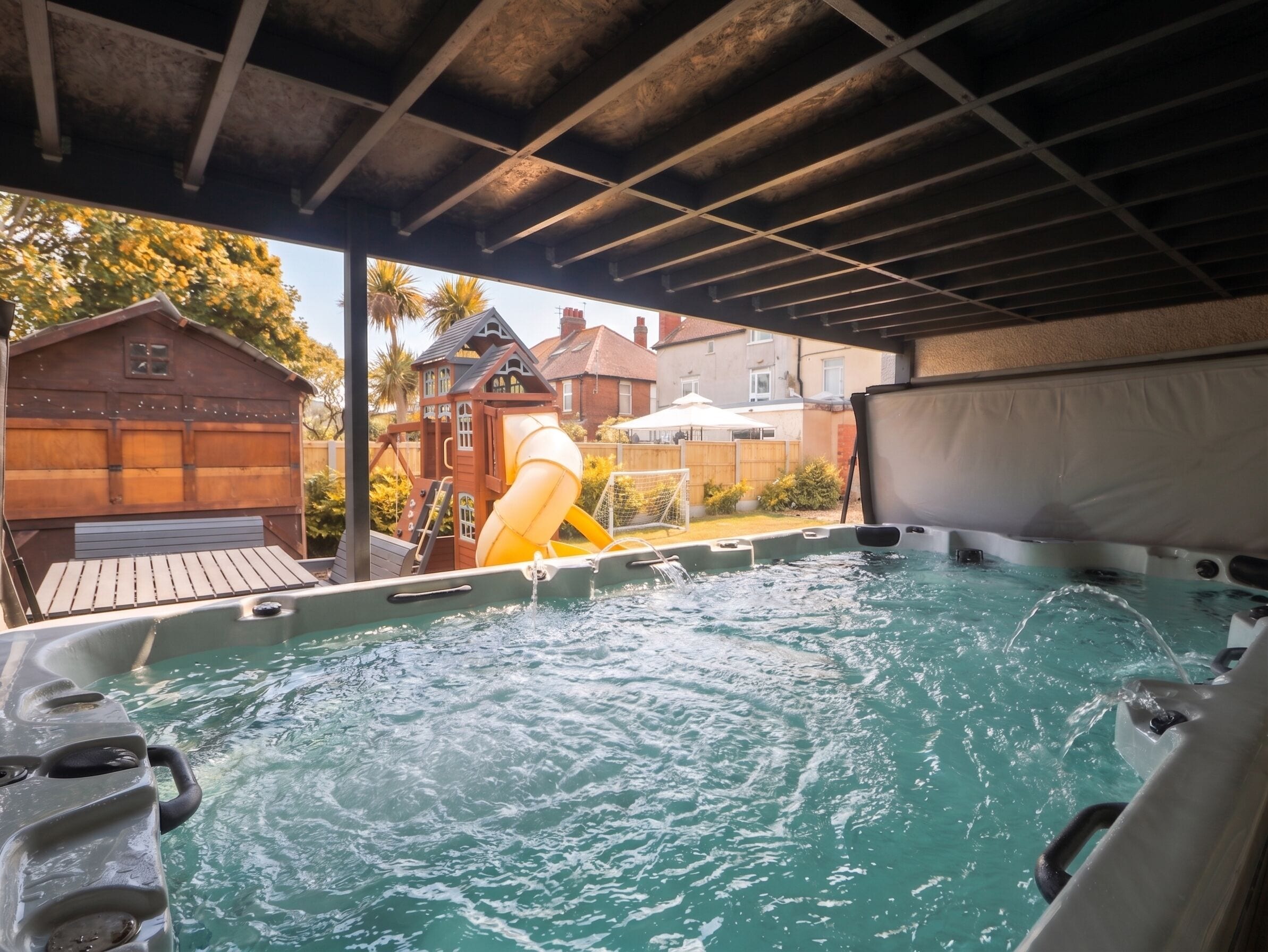 Cottage | Outdoor spa tub
