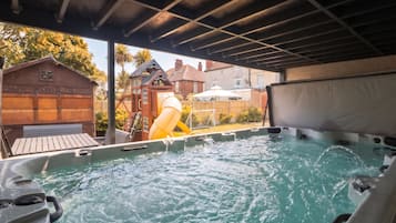 Cottage | Outdoor spa tub