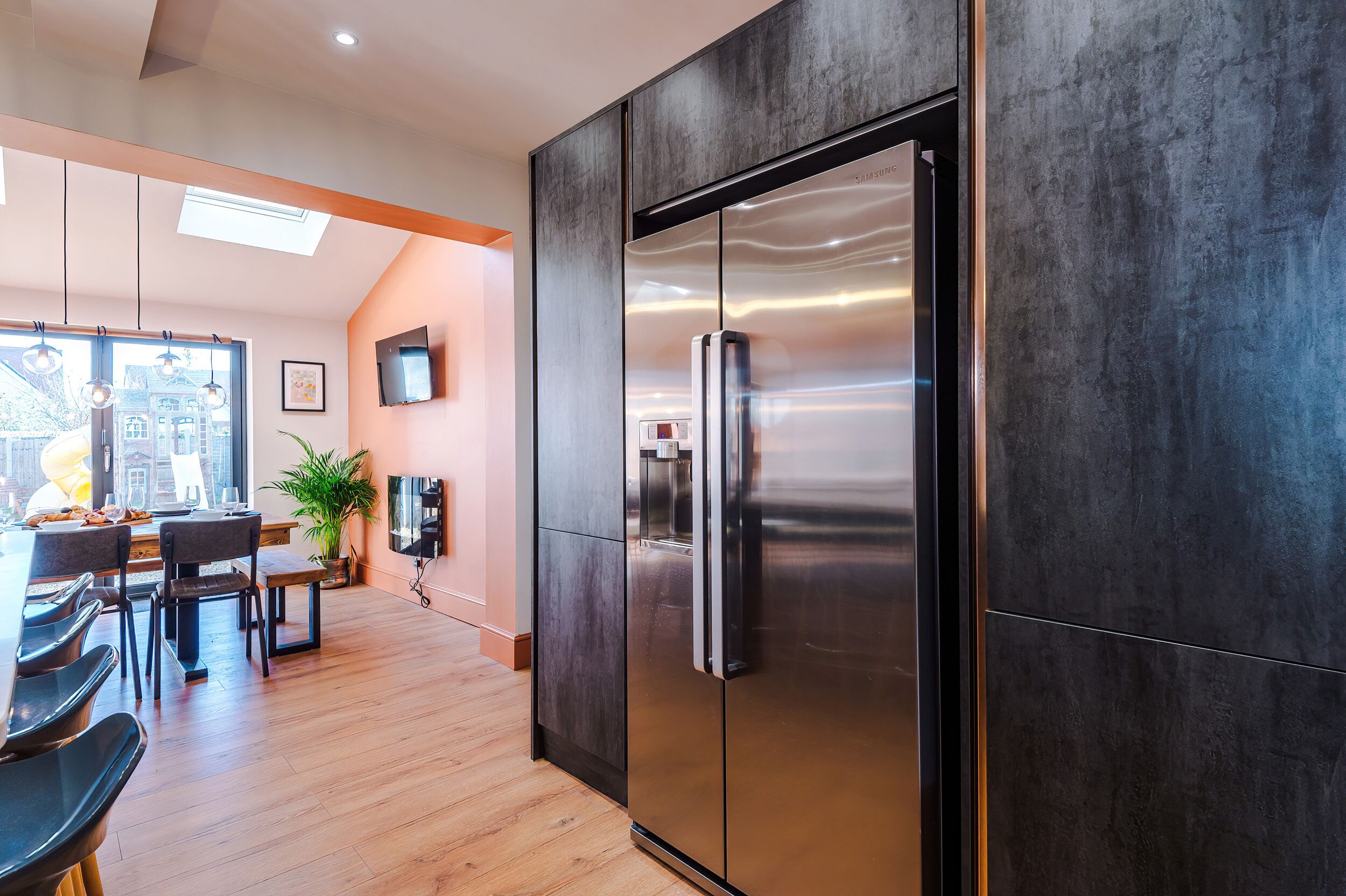 Een koelkast, een vaatwasser, een waterkoker, een broodrooster