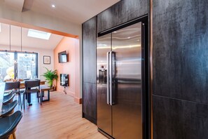 Refrigerador, lavavajillas, tetera/pava eléctrica, tostadora