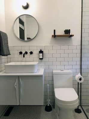 SĂšche-cheveux, serviettes fournies, savon, shampoing