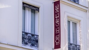 Ein Hotelschild mit der Aufschrift 'HOTEL DES CARMES PARIS'.