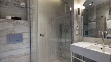 Gratis toiletartikelen, een haardroger, badjassen, pantoffels
