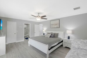 4 camere, una scrivania, ferro/asse da stiro, culla da viaggio