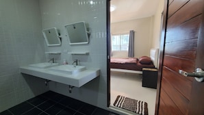Separate bathtub and shower, rainfall showerhead, free toiletries