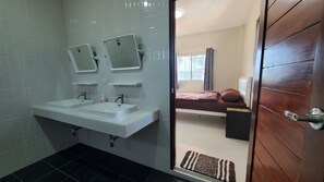 Separate tub and shower, rainfall showerhead, free toiletries, towels - BnB Resort at Sam Roi Yot (Sam Roi Yot)