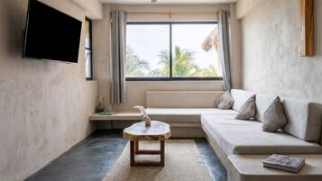 Apartamento premier, 2 quartos, ar-condicionado, vista para o oceano | Sala de estar | Smart TV 55 polegadas com canais digitais
