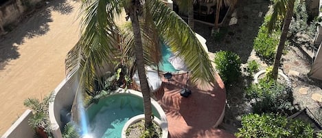 2 piscinas al aire libre, sombrillas, sillones reclinables de piscina