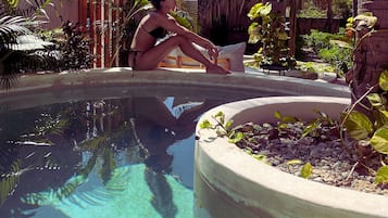 2 piscinas al aire libre, sombrillas, sillones reclinables de piscina