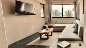 Departamento Premier, 2 habitaciones, aire acondicionado, vista al océano | Área de sala de estar | Smart TV de 55 pulgadas con canales digitales