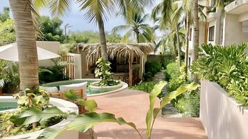 2 udendørs pools, parasoller, liggestole