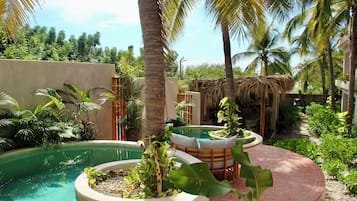 2 udendørs pools, parasoller, liggestole