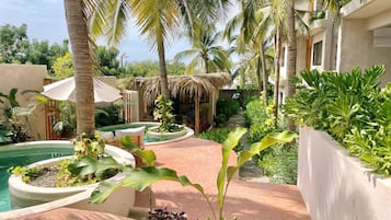 2 piscine all'aperto, ombrelloni da piscina, lettini