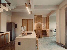 Una cocina moderna con una isla central, detalles de madera y un refrigerador empotrado.