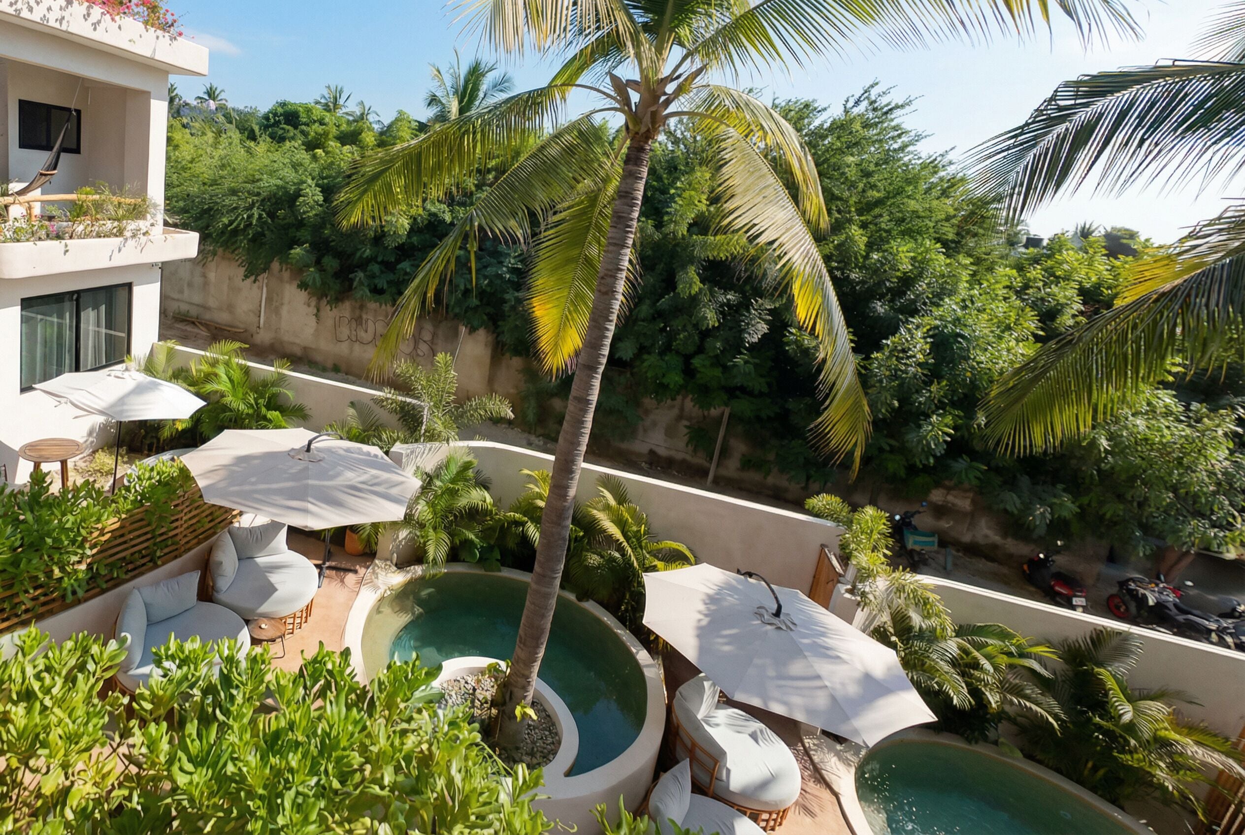 2 albercas al aire libre, sombrillas en la alberca y camastros 