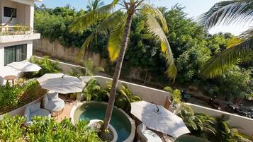 2 albercas al aire libre, sombrillas en la alberca y camastros