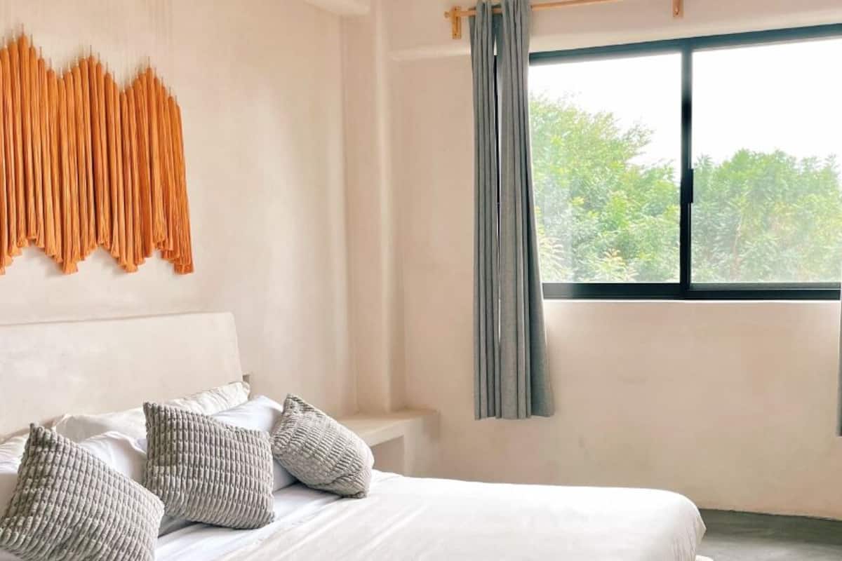 1 bedroom, Egyptian cotton sheets, premium bedding, down duvets