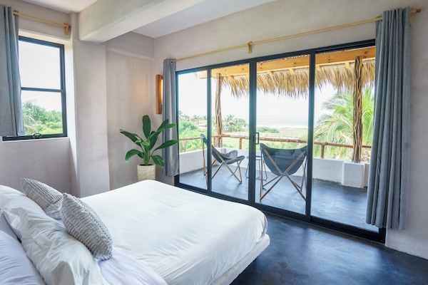 Apartament prèmium, 2 dormitoris, aire condicionat, vistes a l'oceà | Llençols de cotó egipci, roba de llit d'alta qualitat i cobrellits