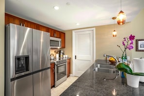 Microwave, oven, dishwasher, coffee/tea maker - KBM Resorts | FREE CAR | Honua Kai Hokulani | Ocean view | 1-Bedroom Condo, Beautiful view! HKH-114 (Lahaina)