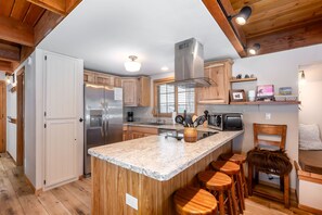 Fridge, microwave, oven, stovetop - LUPI02 - Cozy Sunriver Getaway, Hot Tub (Sunriver)