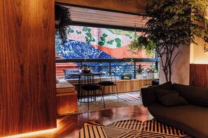 Älytelevisio, videopelejä, kirjoja, videokirjasto