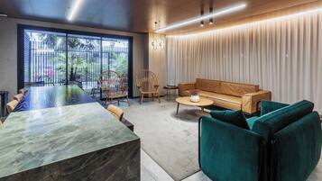 Smart TV, videojuegos, libros y videoteca