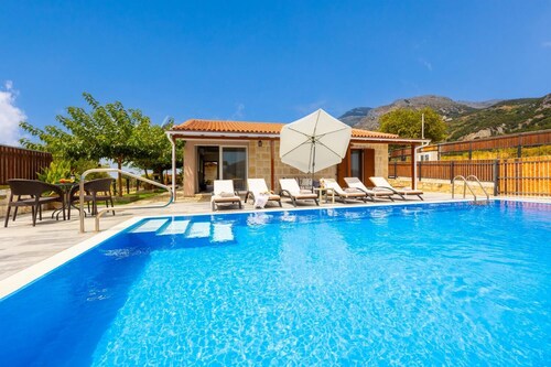Villa Reggina - Zwei Schlafzimmer Villa, Schläft 4
