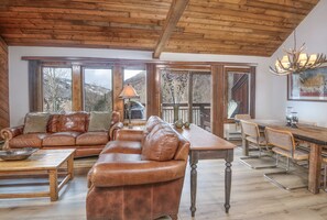 Smart TV, fireplace - East Vail 3 Bedroom Townhome w/Great Views by Gorecreek Rentals (Vail)