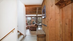 Un intérieur en bois avec un escalier menant à un espace détente.